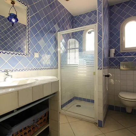 Spacious With Swimming Pool - Chemin De La Souque *