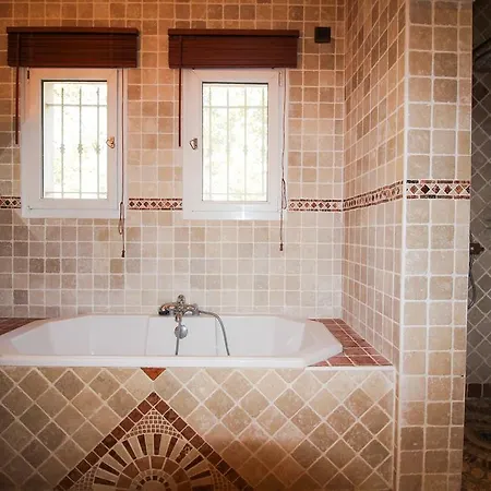 Spacious With Swimming Pool - Chemin De La Souque Villa