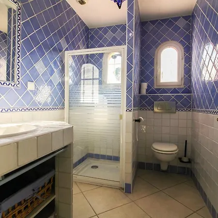 Spacious With Swimming Pool - Chemin De La Souque *