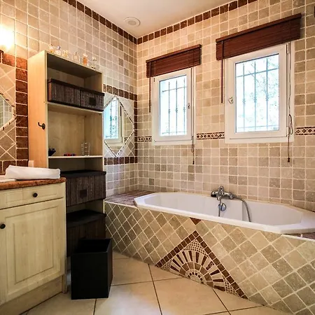 Spacious With Swimming Pool - Chemin De La Souque *